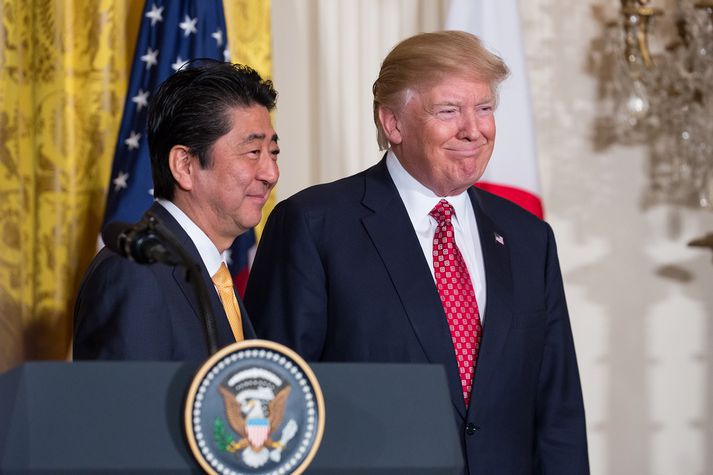 Shinzo Abe og Donald Trump ræddu saman í síma í gærkvöldi.