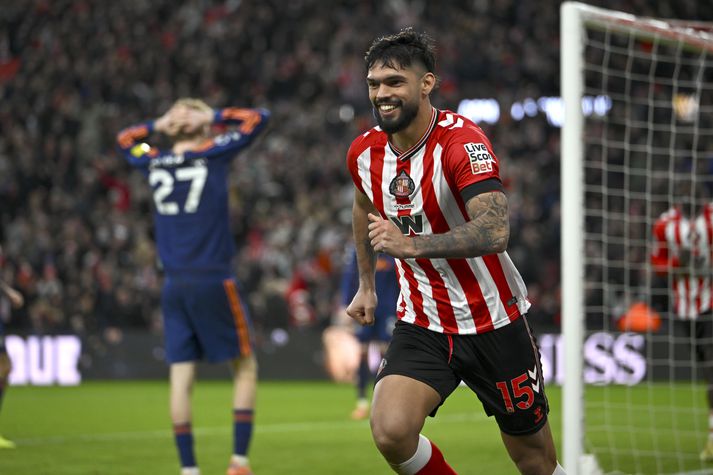 Omar Alderete fagnar sjálfsmarki Nick Woltemade. 