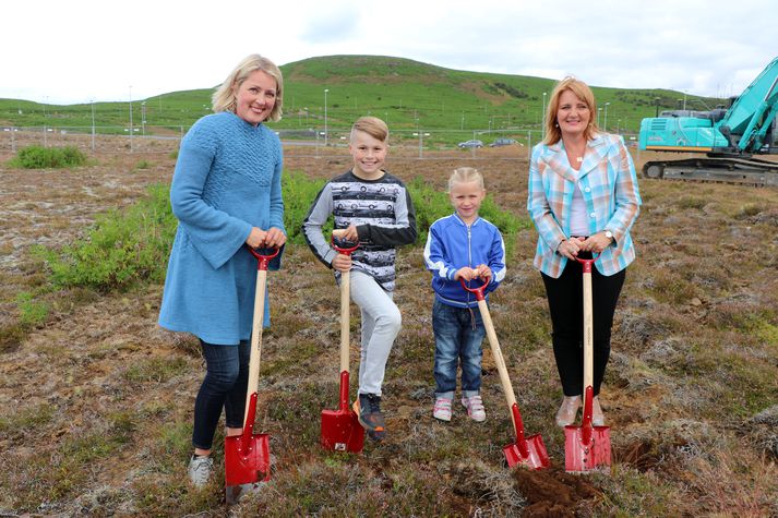Frá fyrstu skóflustungunni í dag - Guðlaug Kristjánsdóttir, Alexander Dýri Eyjólfsson, Kristbjörg Eva Arnarsdóttir og Rósa Guðbjartsdóttir.