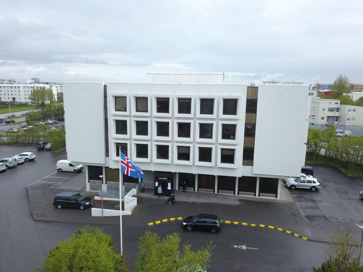 Valhöll var reist árið 1975 og hefur alla tíð hýst Sjálfstæðisflokkinn.