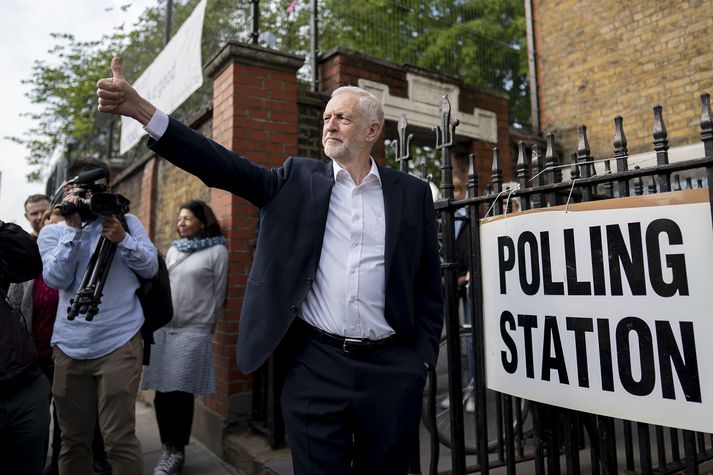 Jeremy Corbyn, leiðtogi Verkamannaflokksins, við kjörstað í morgun. Svo virðist sem að evrópskum borgurum hafi verið vísað frá víða á Bretlandi.