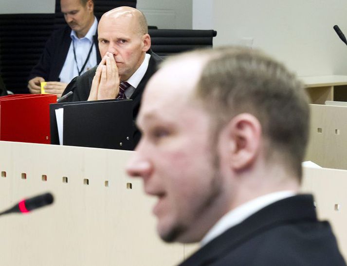 Breivik heilsaði ekki að nasista-sið þegar hann gekk í dómsalinn í gær. Verjandi hans, Geir Lippestad, fylgdist með framburði hans.nordicphotos/afp