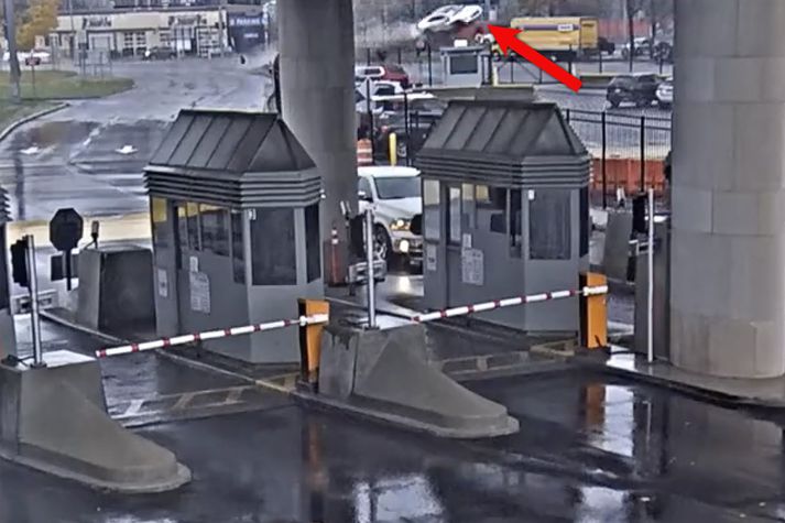Bíllinn tókst á loft en ekki liggur fyrir hvort ökumaður bílsins olli slysinu viljandi eða ekki.