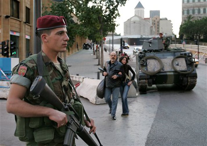 Líbanskur hermaður stendur vörð við stjórnarráðið í Beirút en búist er við fjölmennum mótmælum á vegum Hizbollah þar í dag.