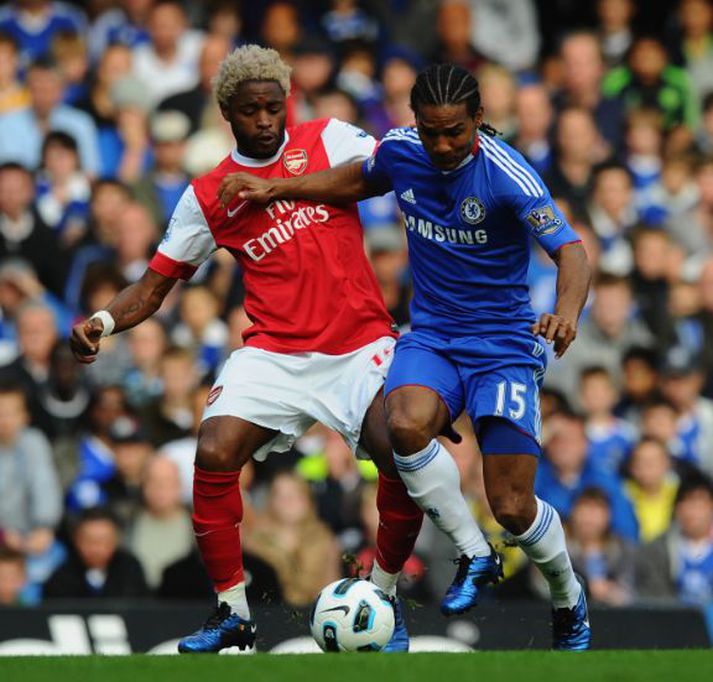 úr leiknum í dag. Alex Song og Florent Malouda eigast við.