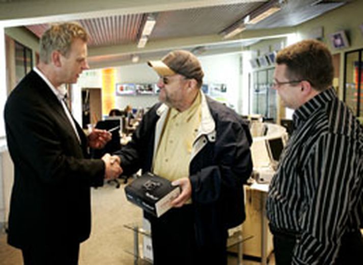 Formaður dómnefndar tekur í hönd Þorsteins Ásgeirssonar.