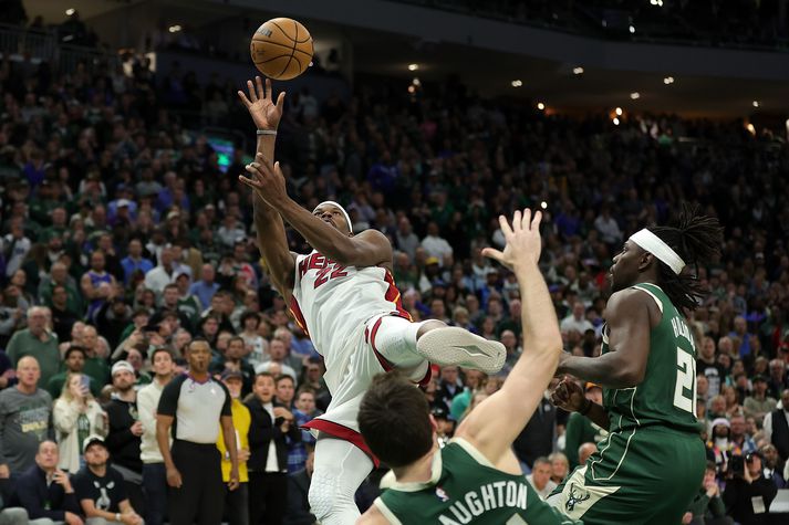 Jimmy Butler jafnar fyrir Miami Heat gegn Milwaukee Bucks undir lok venjulegs leiktíma. Miami vann svo í framlengingu og er komið í undanúrslit Austurdeildarinnar.