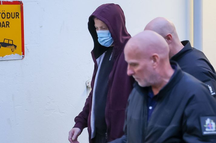 Alfreð yfirgefur Héraðsdóm Reykjavíkur í morgun eftir að hafa hafnað því að svara spurningum um málið í aðalmeðferðinni.