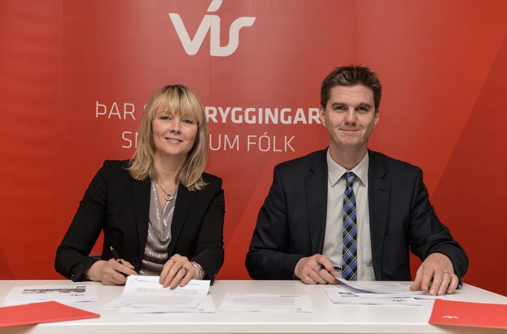 Sigrún Ragna Ólafsdóttir forstjóri VÍS og Friðrik Þór Snorrason forstjóri Reiknistofu Bankanna skrifa undir samninginn.