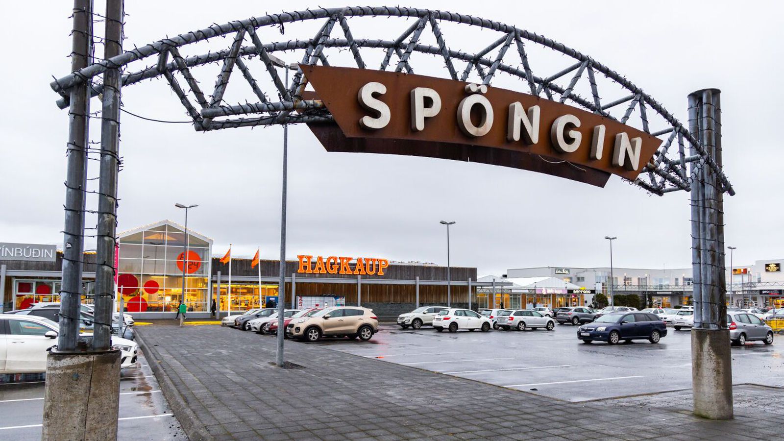 Bæta við allt að 200 í­búðum og mat­höll í Spöngina