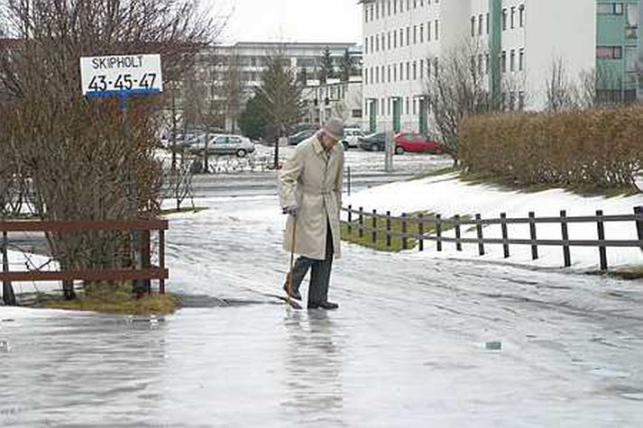 Það er mikil hálka í höfuðborginni og ætti fólk að vara sig hvort sem það er fótgangandi eða í bílum.