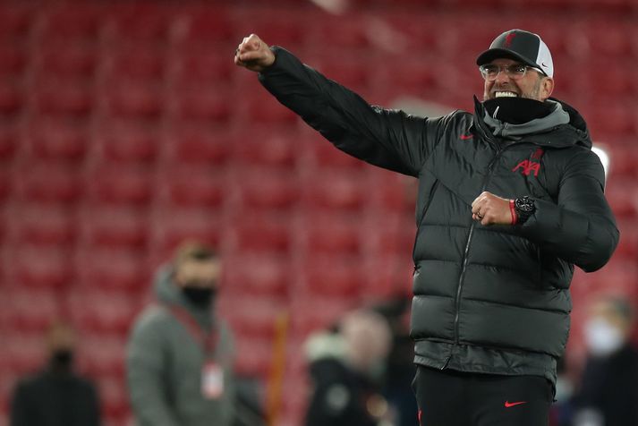 Jürgen Klopp fagnar sigri með stuðningsmönnum Liverpool í leikslok í gærkvöldi.