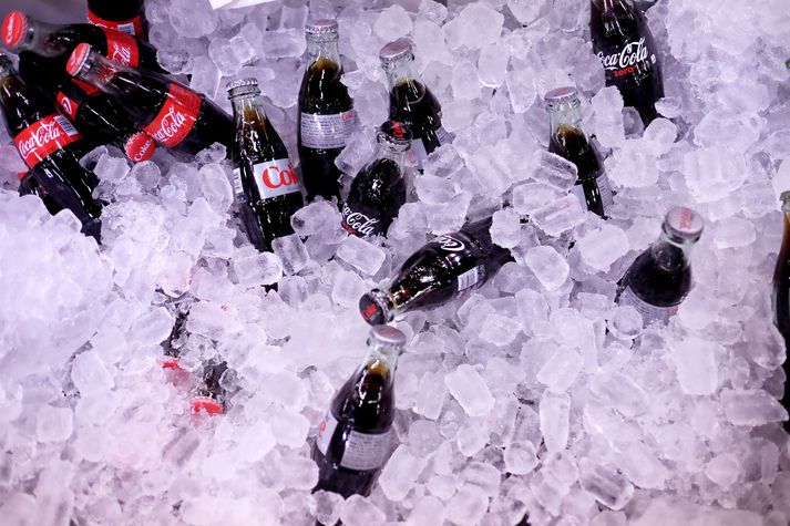 Coca Cola á Íslandi mun á næstunni auka innflutning á gosi á kostnað innlendrar framleiðslu.