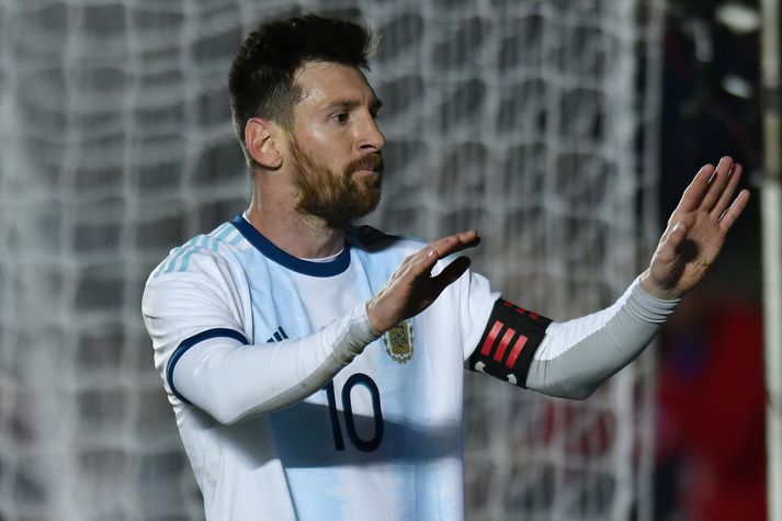 Messi fagnar í leiknum í nótt.