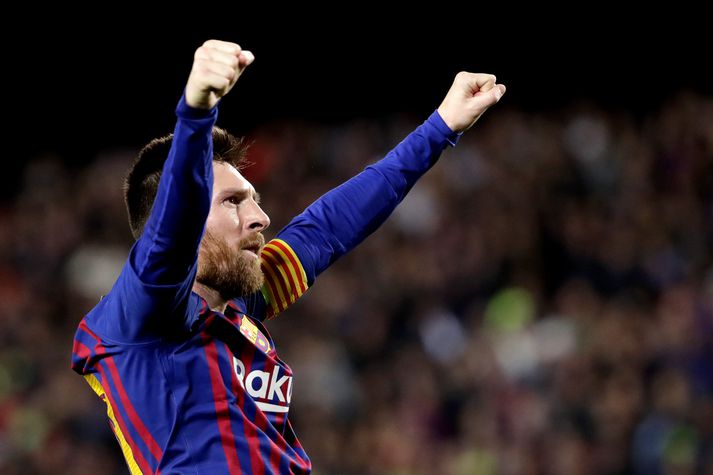 Lionel Messi fagnar öðru marka sinna í gær.