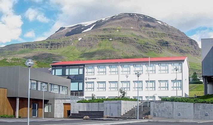 Grunnskólinn á Reyðarfirði verður lokaður næstu þrjá daga vegna Covid-smita í bænum. Leikskólinn Lyngholt verður einnig lokaður, en beðið er niðurstaðna úr sýnatöku hjá 40 einstaklingum í bænum. 16 staðfest smit voru í bænum í gær.