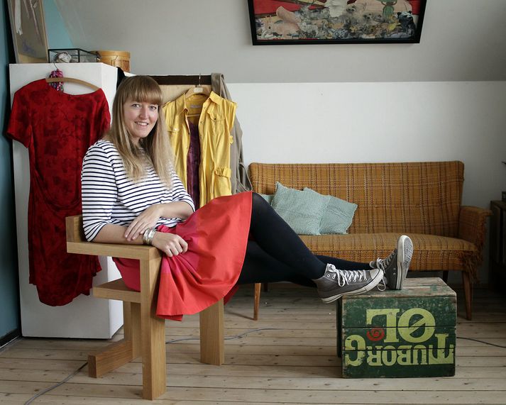 Auður Alfífa keypti sér ekki föt í heilt ár en fékk hins vegar nýjar flíkur á skiptifatamarkaði. Bakvið hana má sjá flíkur sem hún eignaðist í fatabindindinu. 