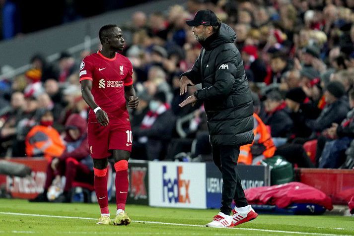 Jürgen Klopp ræðir við Sadio Mane í fyrri hálfleiknum á móti Atletico Madrid í Meistaradeildinni í gær.