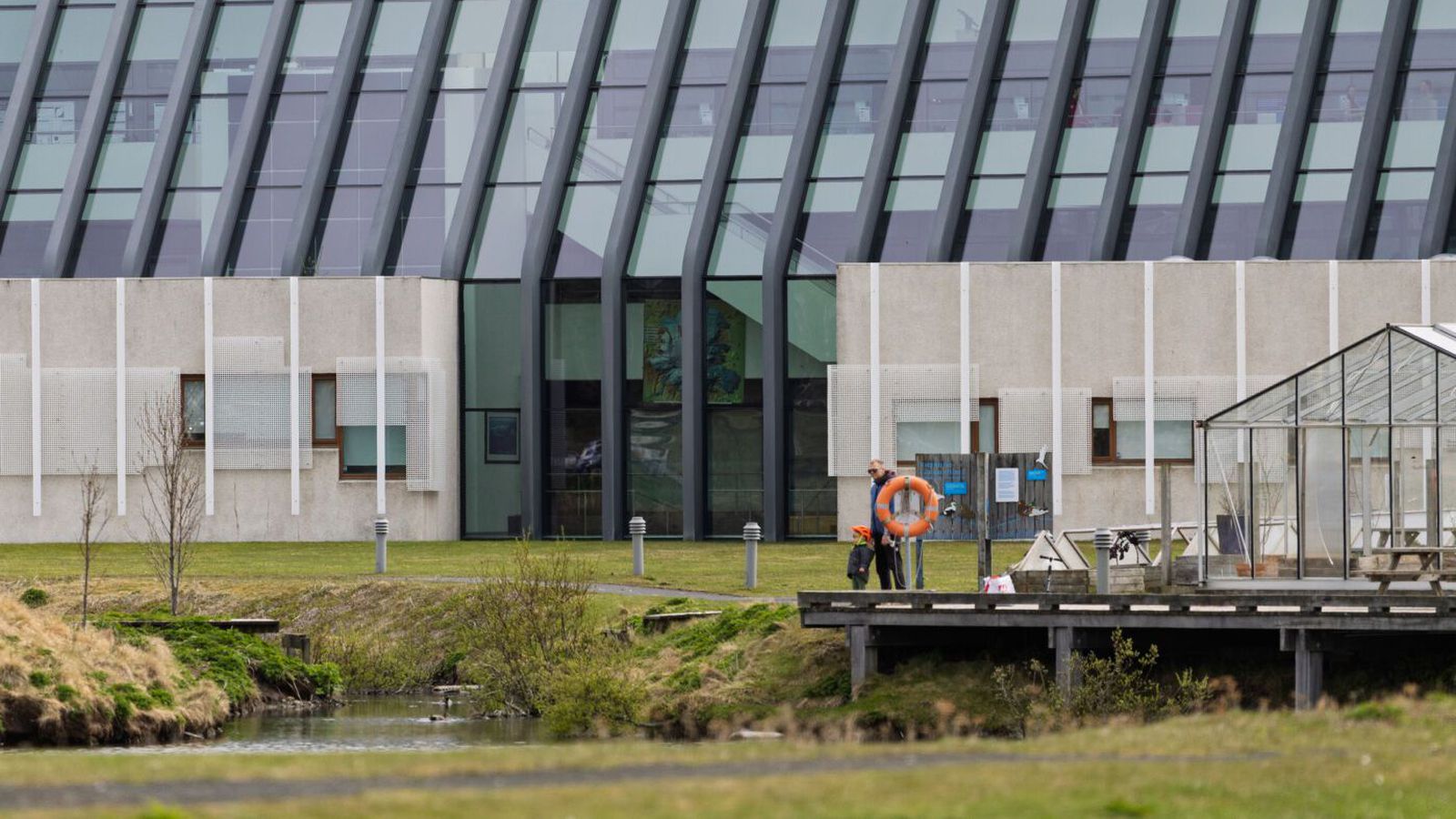 Stöku skúr síð­degis sunnan- og vestan­lands