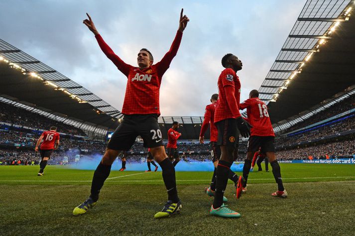 Robin van Persie fagnar hér sigurmarkinu gegn Man City.