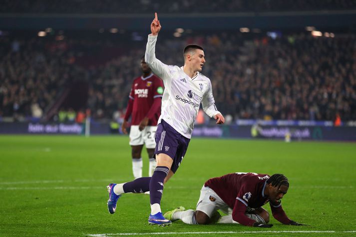 Benjamin Sesko fagnar marki sínu í uppbótartíma í kvöld