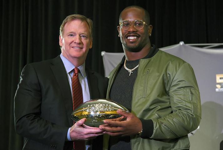 Goodell ásamt Von Miller sem var valinn besti leikmaður Super Bowl.