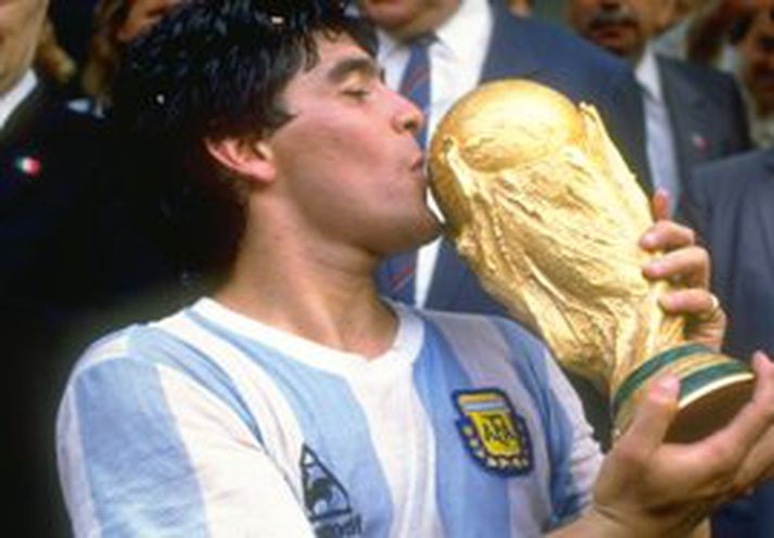 Maradona kyssir HM styttuna í Mexíkó árið 1986