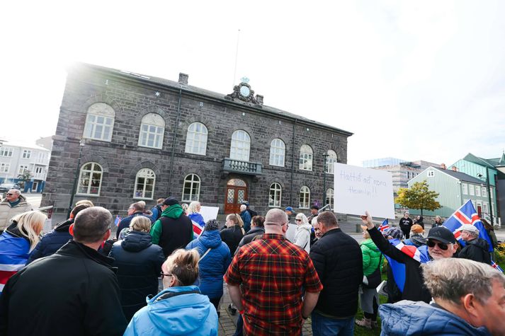 Einn mætti með skilti sem á stendur Hættið að ræna heimilin!!