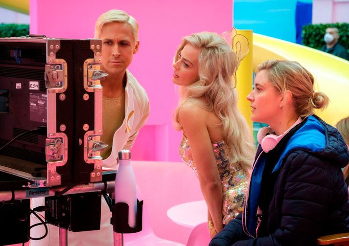 Ryan Gosling á setti Barbie myndarinnar með þeim Margot Robbie og Gretu Gerwig. 