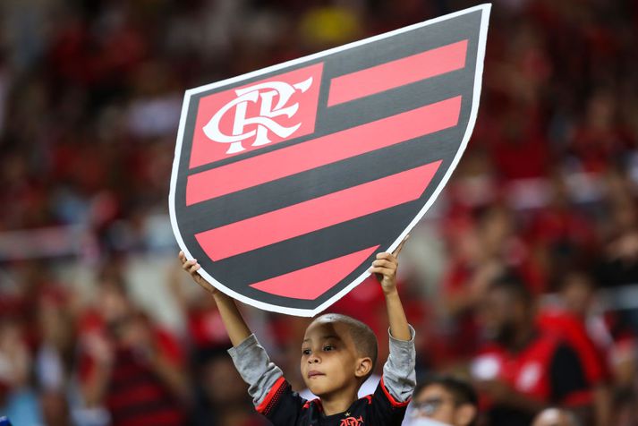 Ungur stuðningsmaður Flamengo með merki félagsins.