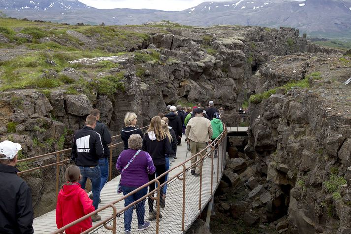 Einn vinsælasti viðkomustaður ferðamanna á Íslandi er Þingvellir. Þar er þegar byrjað að innheimta bílastæðagjöld á grundvelli sérlaga.