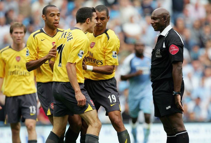 Uriah Rennie hlær að mótmælum Robins van Persie.