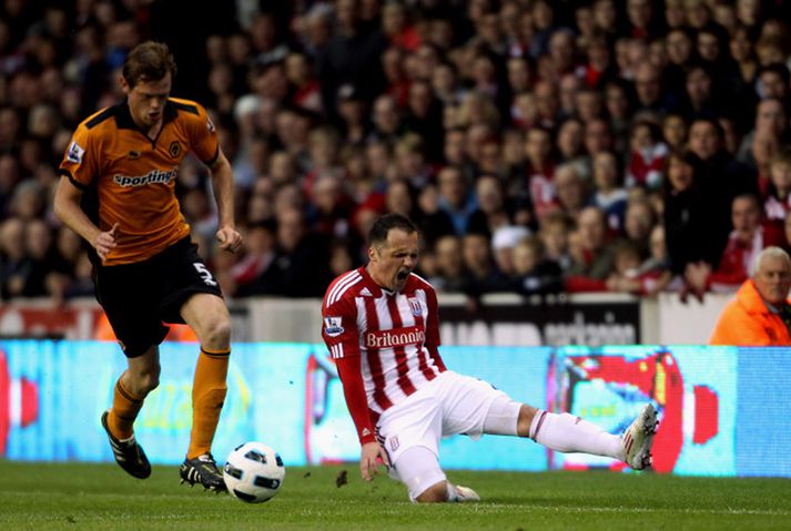Miðjumaðurinn snjalli Matthew Etherington var borinn út af meiddur í 3-0 sigri Stoke á Wolves í ensku úrvalsdeildinni í gærkvöldi.