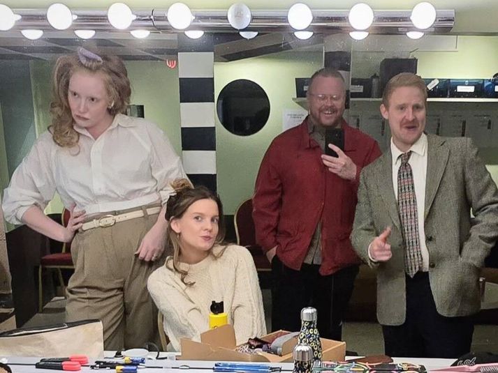 Sebrahestur með síma og þrjú ljón baksviðs í Þjóðleikhúskjallaranum. 