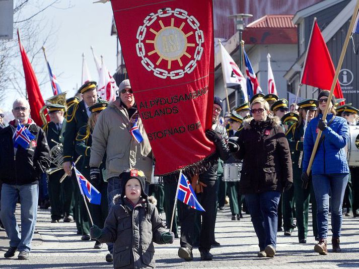 Kjaradeilur eru sagðar í hnút og staðan grafalvarleg. Svo víðtækar verkfallsaðgerðir sem eru í sjónmáli eru fáheyrðar í íslenskri kjarabaráttu. Helmingur launþega gæti lagt niður störf í lok mánaðarins.