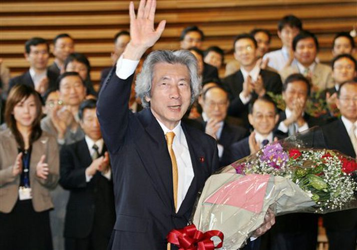 Koizumi kvaddi starfsmenn forsætisráðherrabústaðarins á þriðjudaginn. Shinzo Abe tekur við embættinu.