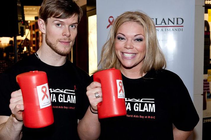 Brosmild. Jónsi í Svörtum fötum, talsmaður Viva Glam, ásamt Þorbjörgu Marinósdóttir blaðakonu.Myndir/Birgir Sigurðsson