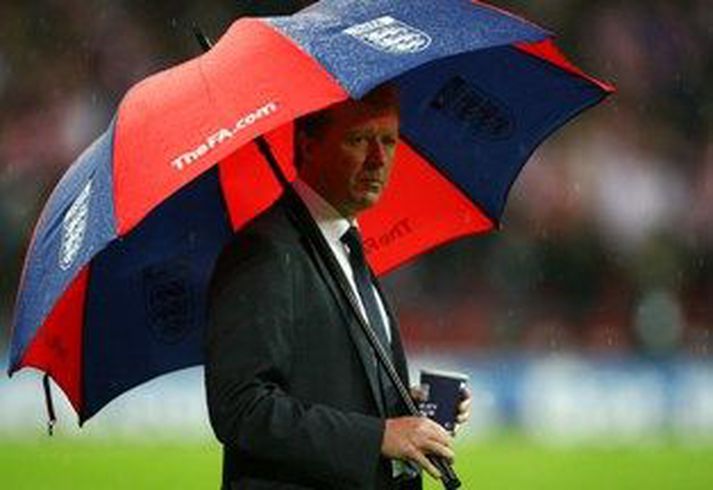 McClaren með frægustu regnhlíf Englands.