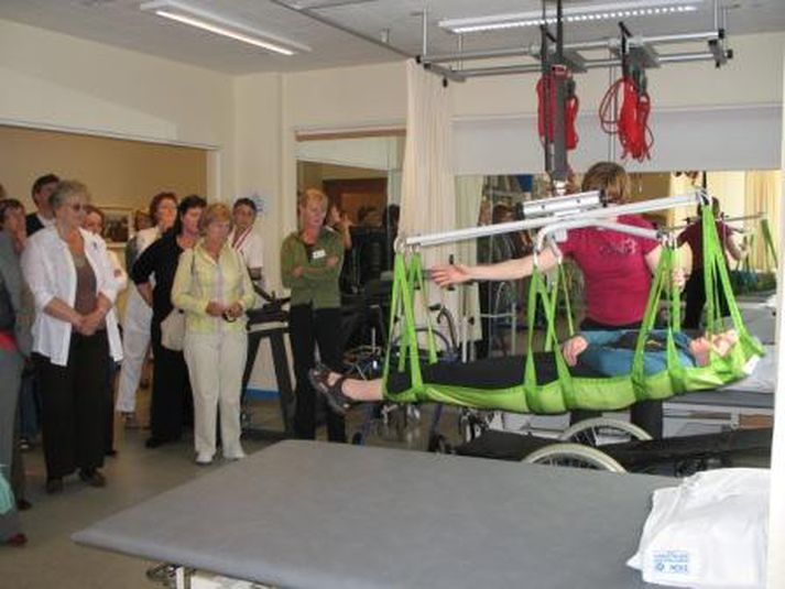 Frá afhendingu lyftubrautanna.