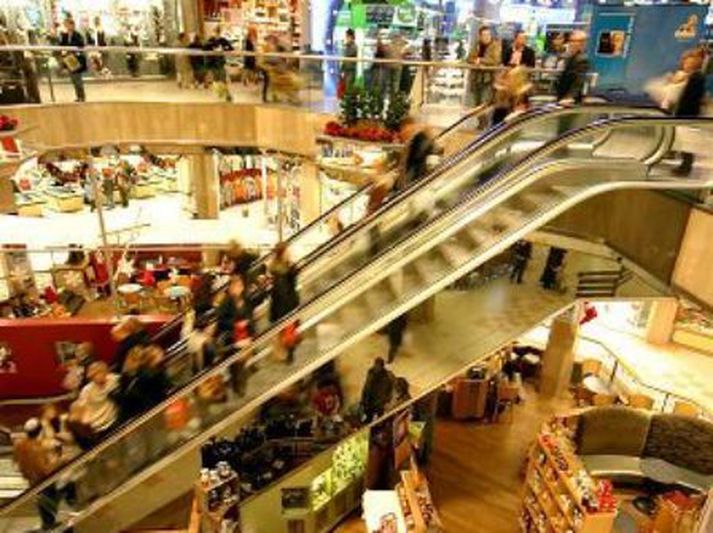 Jólaös í Kringlunni Í könnun Rannsóknaseturs verslunarinnar kemur fram að algengast sé að hver fullorðinn verji um 25 til 75 þúsund krónum til jólagjafakaupa. Fréttablaðið/Anton