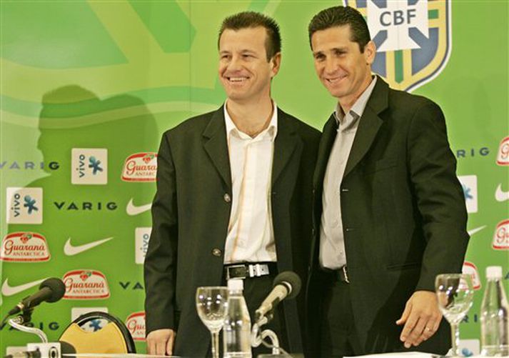 Dunga er hér ásamt aðstoðarmanni sínum Jorginho, þegar hann tilkynnti hópinn í Rio de Janeiro fyrr í dag.