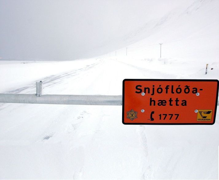 Á Vestfjörðum er ófært á fjallvegum, til Flateyrar og Suðureyrar.
