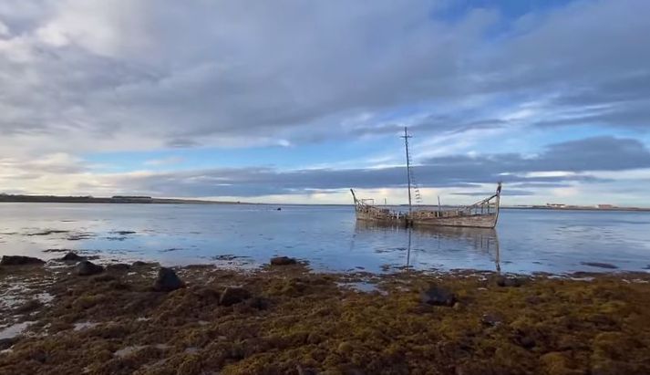 Víkingaskipið Drakar strandaði við Bessastaðanes í dag. Guðni Th. Jóhannesson, forseti Íslands, minntist þess að um tólf aldir séu liðnar frá því að knörr sást fyrst við nesið.