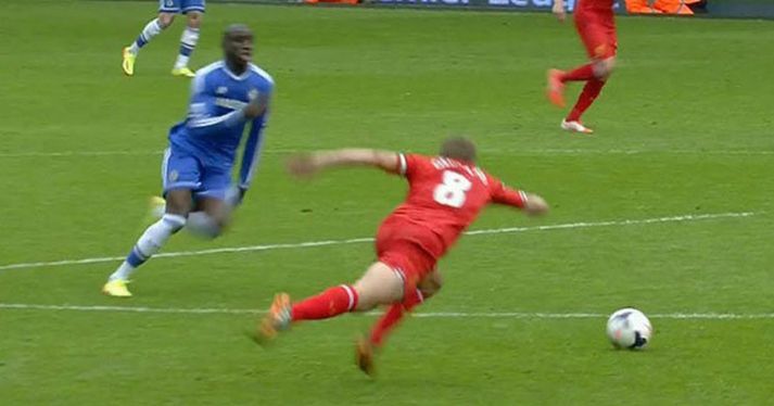 Steven Gerrard rann til í grasinu og eftirleikurinn var auðveldur fyrir Demba Ba.