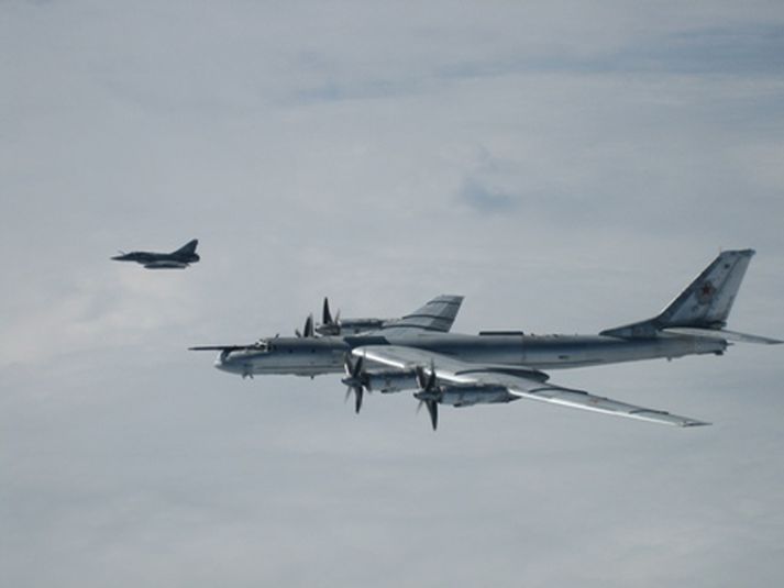 Mirage orrustuflugvél fylgir rússneskri Bear sprengjuflugvél.