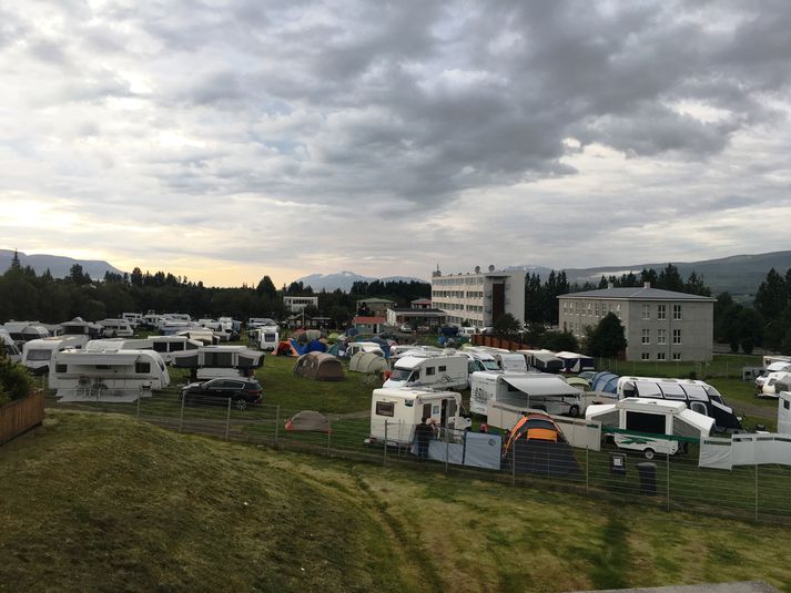 Lokað hefur verið fyrir gestakomur á tjaldsvæðið, en hér má sjá svæðið við Þórunnarstræti.