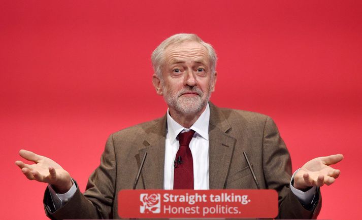 Jeremy Corbyn fagnar sumarkosningum.