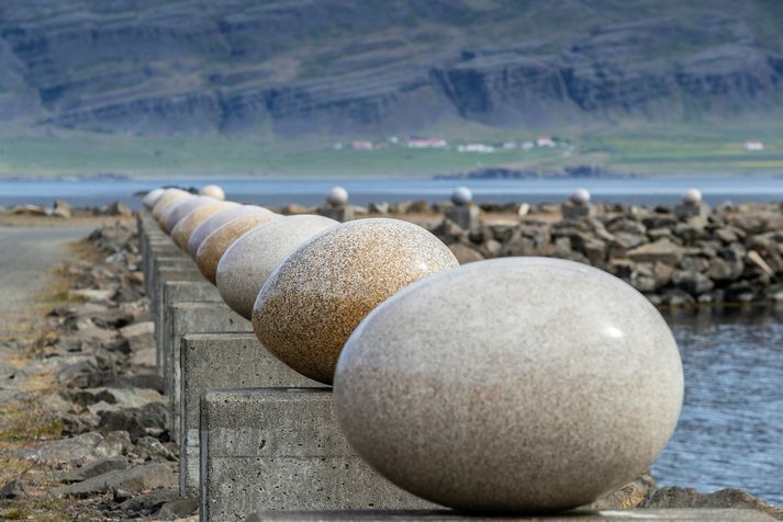 Eggin í Gleðivík eru helsta aðdráttarafl Djúpavogs en til að komast að eggjunum þarf að fara framhjá iðnaðarsvæðinu niðri við höfnina.