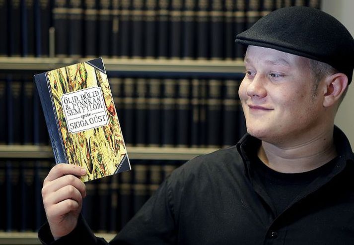 Tekur sjálfan sig ekki hátíðlega  Sigurður Ágúst segir að hafa megi gaman af ljóðunum hans.
fréttablaðið/Vilhelm