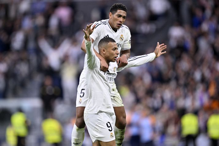 Kylian Mbappé fagnar með Jude Bellingham.